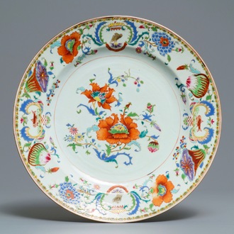 Un plat en porcelaine de Chine famille rose à décor 'Pompadour', Qianlong