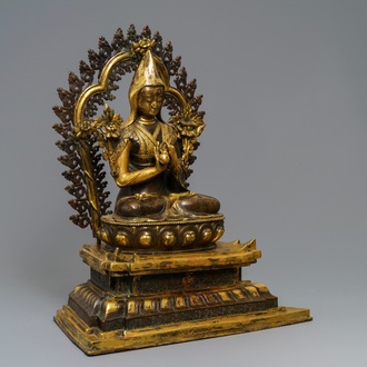 Une grande figure de Tsongkhapa sur son trône en bronze partiellement doré, Chine ou Tibet, 19/20ème