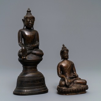Deux figures de Bouddha en bronze, Siam et Népal, 17/18ème