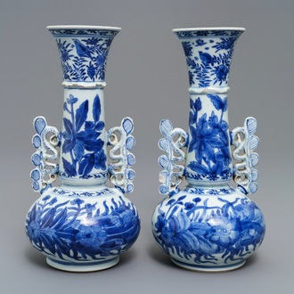 Een paar Chinese blauwwitte vazen naar Venetiaans glazen model, Kangxi