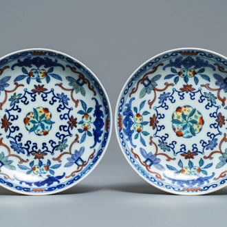 Een paar Chinese doucai borden met perziken, Qianlong merk, 19e eeuw