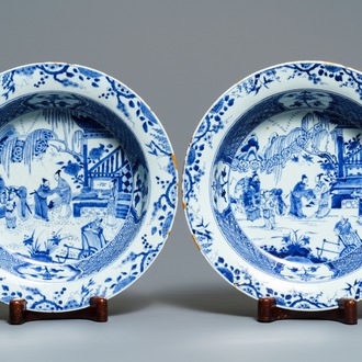 Une paire de bassins en porcelaine de Chine bleu et blanc à décor de figures dans un jardin, Yongzheng