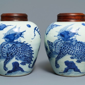 Une paire de pots en porcelaine de Chine bleu et blanc à décor d'un kylin, époque Transition