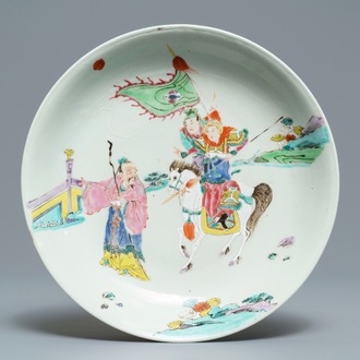 Un plat en porcelaine de Chine famille rose, Yongzheng