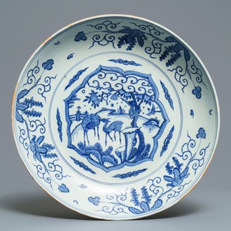 Un plat en porcelaine de Chine bleu et blanc à décor de deux cerfs et un singe, Jiajing