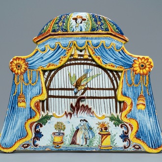 Une grande plaque en faïence de Delft polychrome à décor d'une cage à oiseaux, 18ème