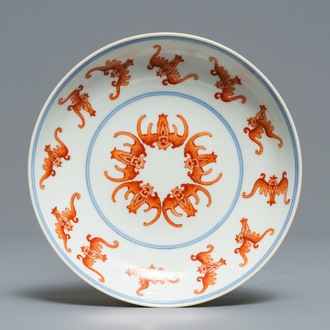 Une coupe en porcelaine de Chine à décor de chauve-souris, marque et époque de Qianlong