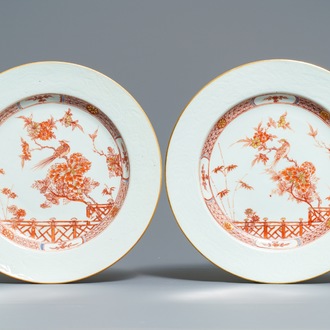 Une paire de plats en porcelaine de Chine rouge de fer et doré à décor incisé, Qianlong