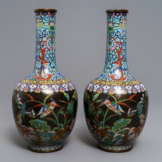 Une paire de vases de forme bouteille en émaux cloisonnés, Chine, 19ème
