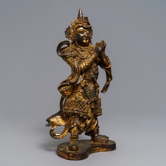 Een Chinese vergulde en gelakte bronzen figuur van Weituo, Ming
