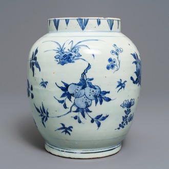 Un pot en porcelaine de Chine bleu et blanc à décor de fruits et insectes, époque Transition