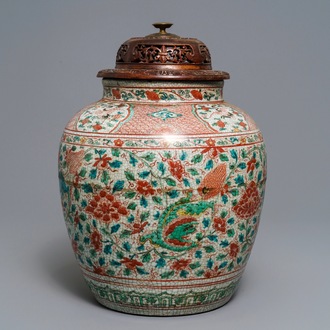 Un vase en porcelaine de Chine dite 'de Swatow' à décor polychrome de lions bouddhistes, Ming