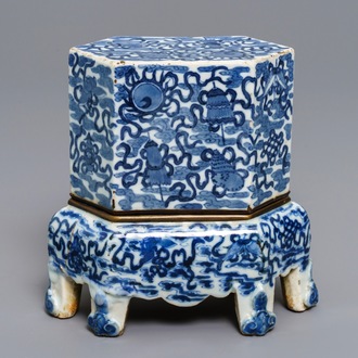 Un support d'autel et son couvercle en porcelaine de Chine 'Bleu de Hue' pour le Vietnam, 19ème