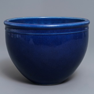 A Chinese monochrome blue jardinière, 18/19th C.