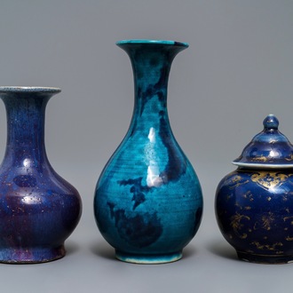Trois vases en porcelaine de Chine monochrome et flambé, Kangxi et 19ème