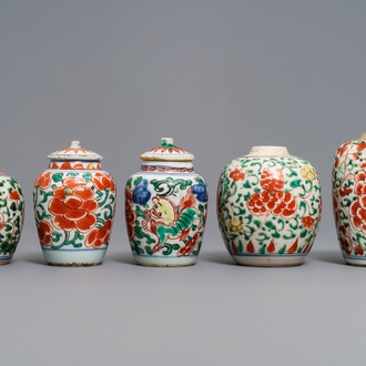 Cinq petits vases en porcelaine de Chine wucai, époque Transition et Kangxi
