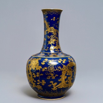 Un vase de forme bouteille en porcelaine de Chine bleu monochrome et doré, vers 1900