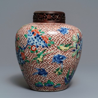 Un pot à gingembre en porcelaine de Chine wucai, époque Transition