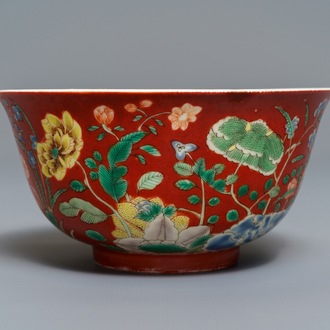 Un bol en porcelaine de Chine falancai à fond rouge de corail, marque et poss. époque de Yongzheng