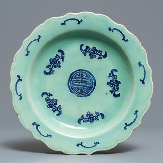 Un plat en porcelaine de Chine bleu et blanc sur fond céladon, marque et prob. époque de Qianlong
