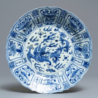 Un plat en porcelaine de Chine bleu et blanc de type kraak à décor d'un dragon, Wanli