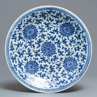 Un plat en porcelaine de Chine bleu et blanc à décor de lotus, marque et époque de Qianlong