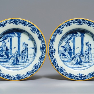 Une paire d'assiettes en faïence de Delft bleu et blanc à décor du Jugement de Salomon, 18ème