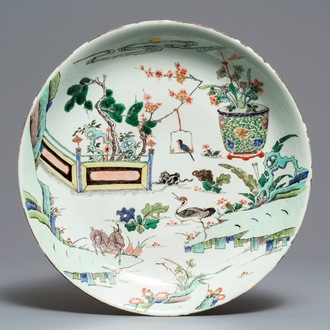 Un plat en porcelaine de Chine famille verte à décor d'un chat, un cerf et deux oiseaux, Kangxi