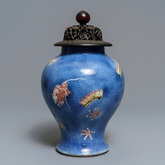 Un vase en porcelaine de Chine rouge de cuivre et bleu poudré, marque de Kangxi, 19ème