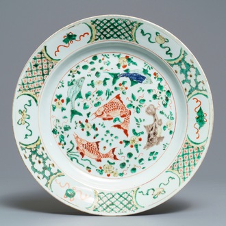 Un plat en porcelaine de Chine famille verte à décor de carpes, Kangxi