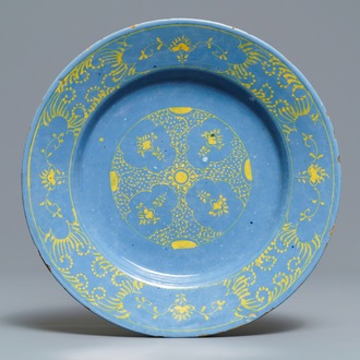 Une assiette en faïence de Delft à décor en jaune sur fond bleu bérettino, 18ème
