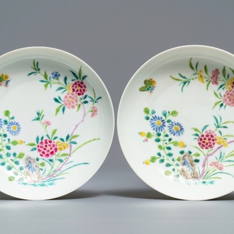 Une paire de coupes en porcelaine de Chine famille rose, marque et époque de Yongzheng