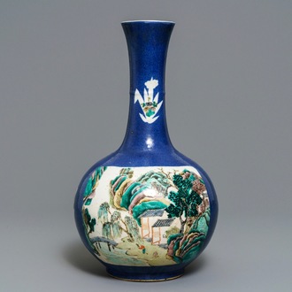 Een Chinese flesvormige famille verte vaas met poederblauwe fondkleur, 19e eeuw