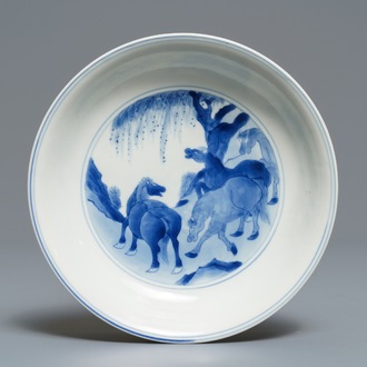 Een Chinees blauwwit bord met 'De acht paarden van Wang Mu', Kangxi merk en periode