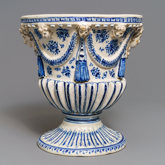 A blue and white Spanish pottery footed urn, Talavera, 18/19th C.