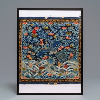 Un carré ou badge de mandarin en soie kesi à décor d'un paon, Chine, 19ème
