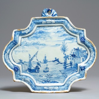 Une plaque en faïence de Delft bleu et blanc à décor maritime, 18ème