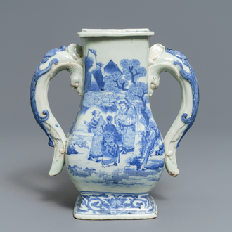 Un vase en porcelaine de Chine bleu et blanc aux anses en forme de chilong, 17/18ème