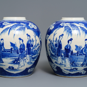 Une paire de pots à gingembre en porcelaine de Chine bleu et blanc, marque de Kangxi, 19ème