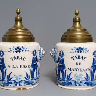 Een paar blauwwitte Brussels aardewerken tabakspotten, eind 18e eeuw