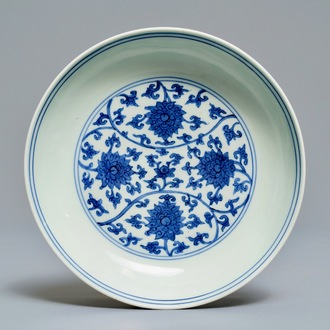 Une assiette en porcelaine de Chine bleu et blanc aux rinceaux de lotus, marque et époque de Wanli
