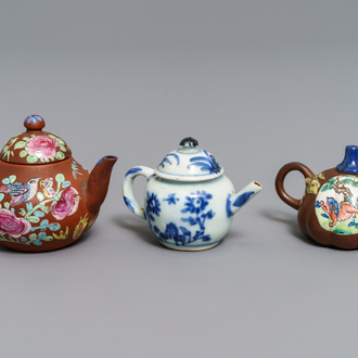 Trois théières miniatures en grès de Yixing et porcelaine de Chine bleu et blanc, Kangxi et après