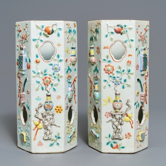 Une paire de portes-chapeau en porcelaine de Chine famille rose à décor en relief, 19ème