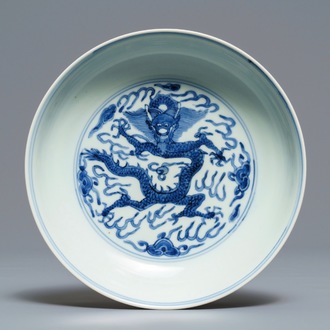Une assiette en porcelaine de Chine bleu et blanc à décor d'un dragon, marque et époque de Wanli