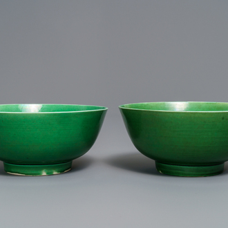 Une paire de bols en porcelaine de Chine vert monochrome, Kangxi