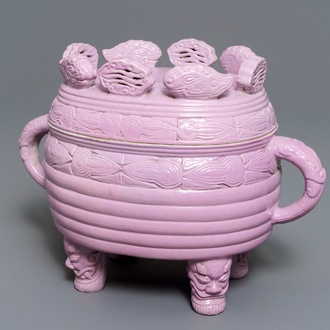 A Chinese monochrome pink-glazed censer and cover, 19/20th C.