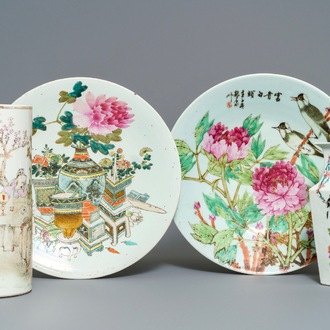 Deux plats, un porte-chapeau et un vase en porcelaine de Chine qianjiang cai, 19/20ème