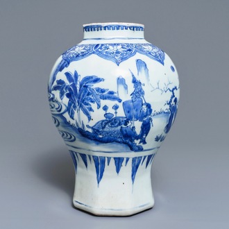 Un vase de forme balustre en porcelaine de Chine bleu et blanc, époque Transition