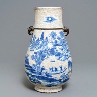 Een Chinese blauwwitte Nanking craquelé hu vaas, 19e eeuw