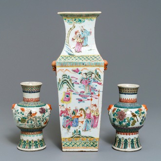 Een paar Chinese famille rose hu vazen en een vierkante vaas, 19e eeuw